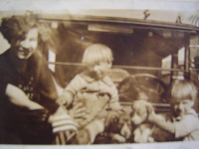 1925_Mary_Bobincheck_with_sons